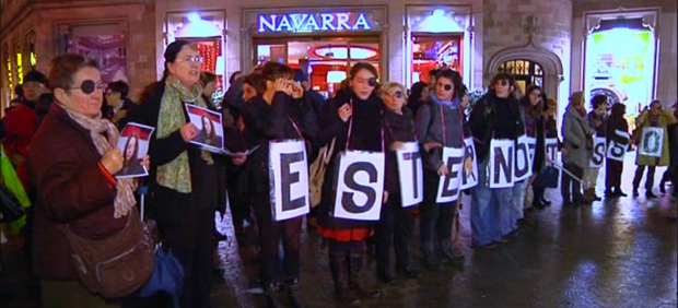 Desenes de persones es concentren en suport d’Ester Quintana | manifestacions a Barcelona, passeig de Gràcia, pilotes de goma