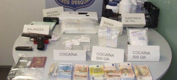 La policia deté set persones a Sants-Montjuïc i desmantella un pis dedicat al tràfic de drogues | droga, Mossos d'Esquadra, tràfic de drogues