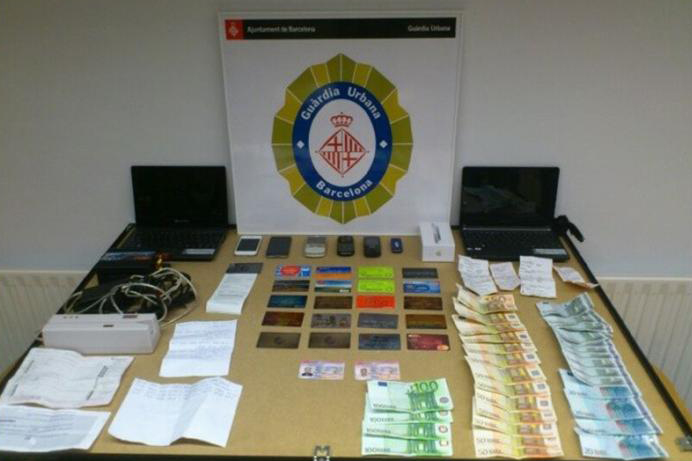 Detenen quatre persones que compraven “smartphones” amb targetes de crèdit falsificades | Guàrdia Urbana, robatoris, telefonia mòbil