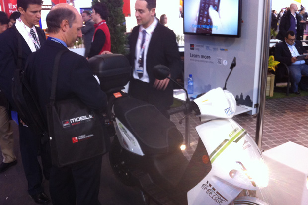 Tres empreses barcelonines creen un sistema per llogar motos elèctriques amb el mòbil | aplicacions, Mobile World Congress
