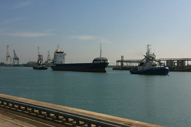 Els remolcadors del port desconvoquen la vaga | laboral, port de Barcelona
