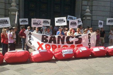 Denuncien estafes bancàries passejant un xoriço per la plaça de Catalunya