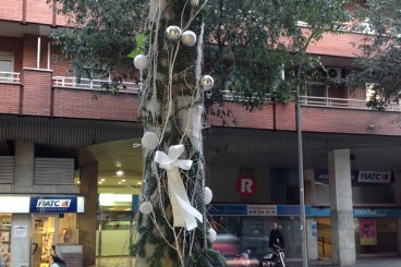 Comerciants de l’Eixample celebren el Nadal guarnint els arbres amb una decoració peculiar