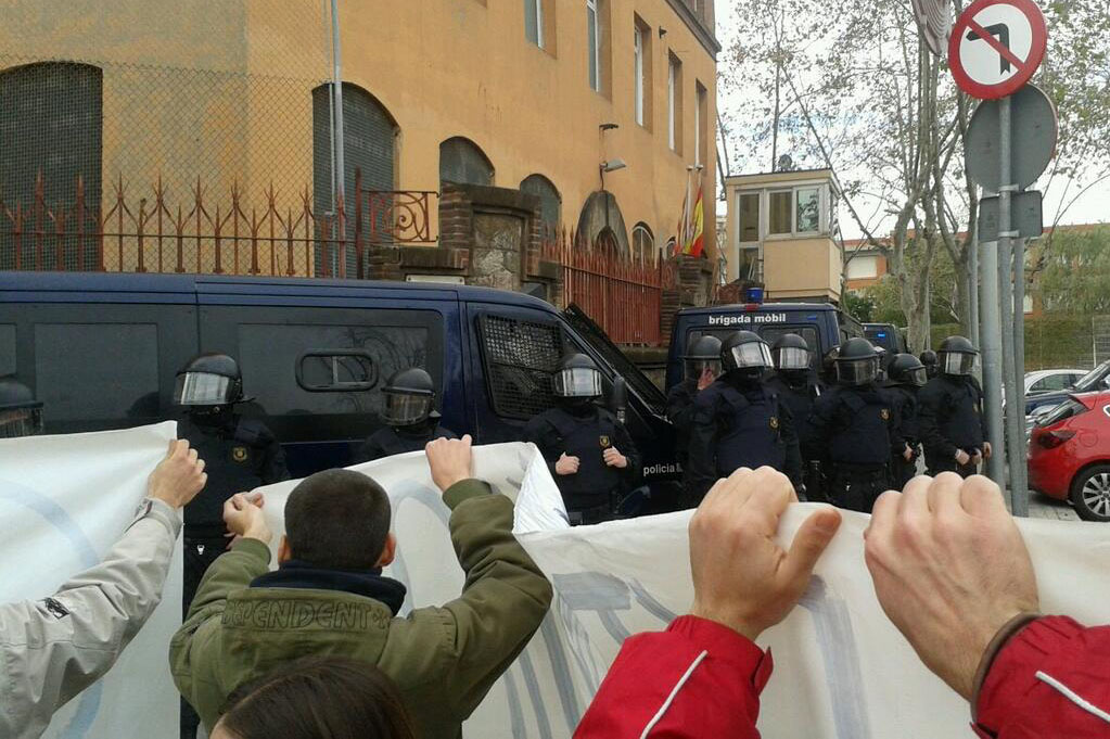 La protesta davant de Wad-Ras obre la 17a Marxa Solidària amb les Persones Preses | Centre d'Internament d'Estrangers, presons, protestes