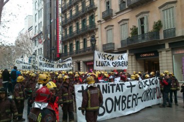 Un miler de bombers es manifesten per alertar d’una possible privatització del servei