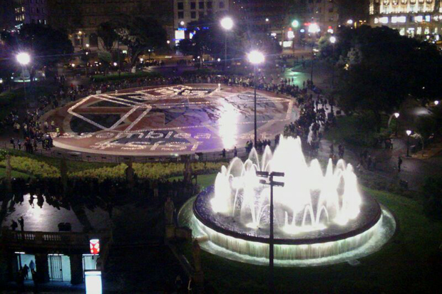 Una urna amb el doble “sí” il·lumina la plaça de Catalunya |