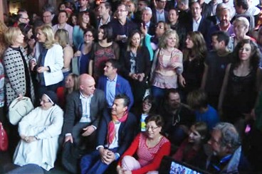 Els escriptors que participen al Sant Jordi 2014 es fan la foto de família