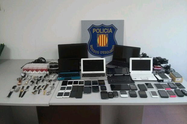 Dos detinguts al Raval amb gran quantitat d’objectes electrònics robats | detencions, Mossos d'Esquadra, robatoris