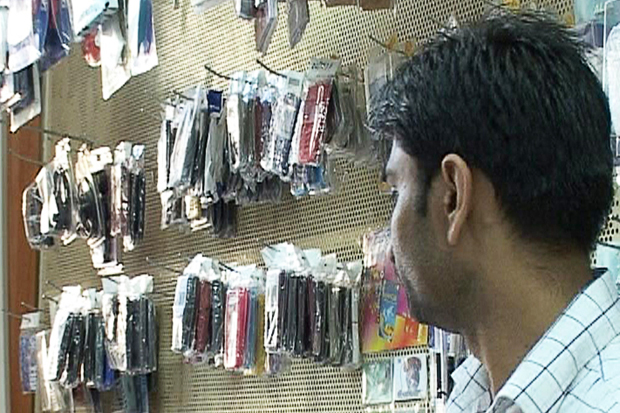 Allau d’inspeccions a les botigues del Raval per frenar la compravenda ...