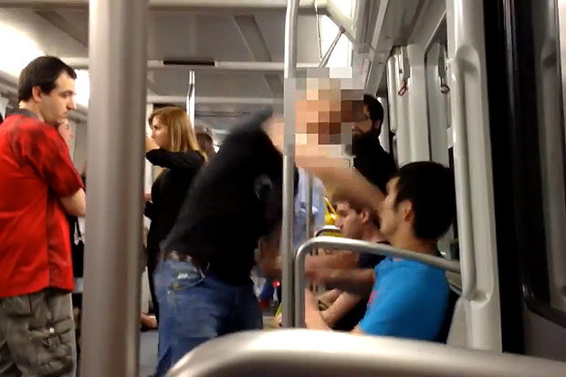 El jove que va gravar l’agressió racista al metro diu que va ser una “criaturada” | agressions, feixisme, metro, racisme