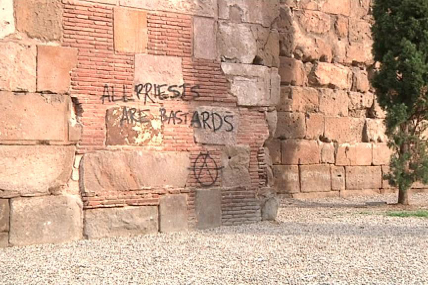 Denuncien l’aparició d’una pintada a la muralla romana | arqueologia, avinguda de la Catedral, incivisme, patrimoni històric