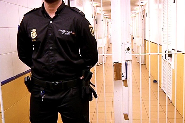 El CIE de la Zona Franca haurà d’informar els interns en les seves llengües |