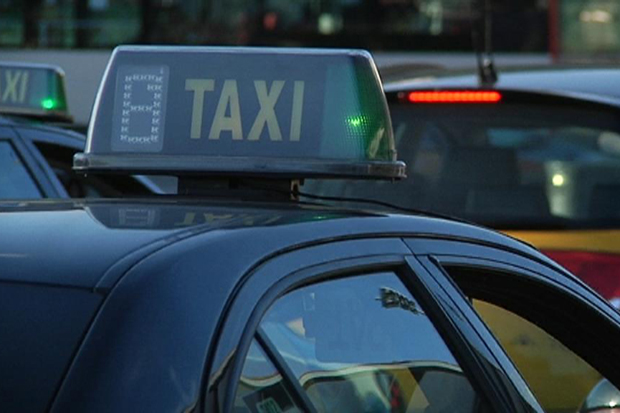 Quatre taxistes detinguts per agredir un xofer sense llicència | Aeroport Josep Tarradellas Barcelona-el Prat, aplicacions, taxi