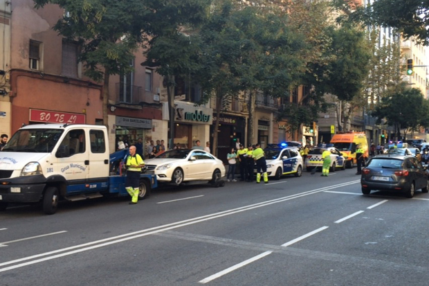 Dos cotxes i un camió xoquen al carrer de Sants |