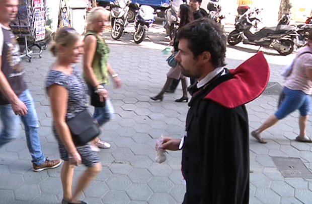 Un “vampir” reparteix all pel passeig de Gràcia |