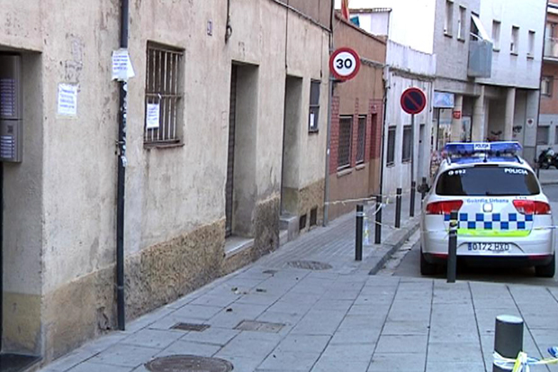 La Guàrdia Urbana custodia l’edifici desallotjat de la Teixonera |