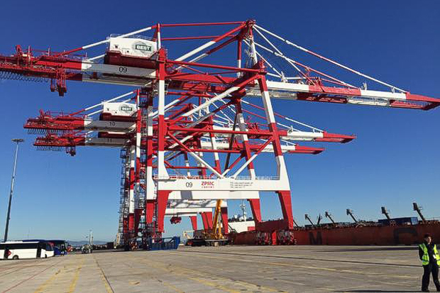 La terminal BEST del port estrena tres noves grues | infraestructures, ministeri de foment, port de Barcelona, Santi Vila, transport de mercaderies