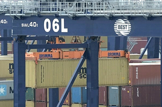 Estafat un empresari xinès que va rebre via marítima sorra en lloc de ferralla | estafa, la Xina, port de Barcelona