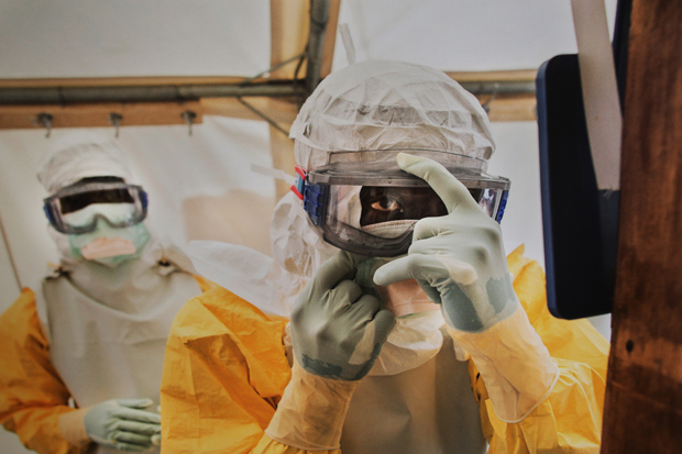 Metges sense Fronteres simula un centre de tractament de pacients d’Ebola a l’Arc de Triomf | Arc de Triomf