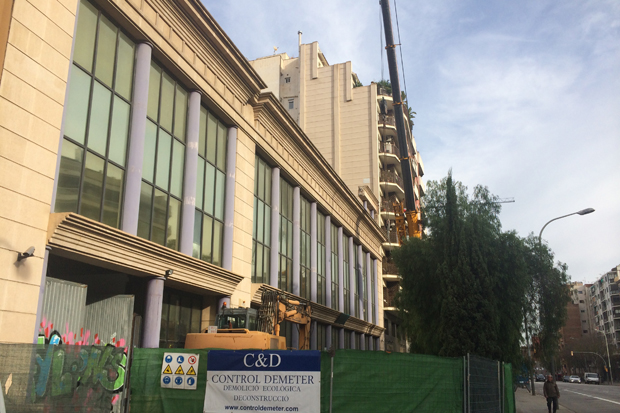 Comença l’enderroc de l’antiga seu de Revlon per convertir-la en habitatges | mercat immobiliari, obres