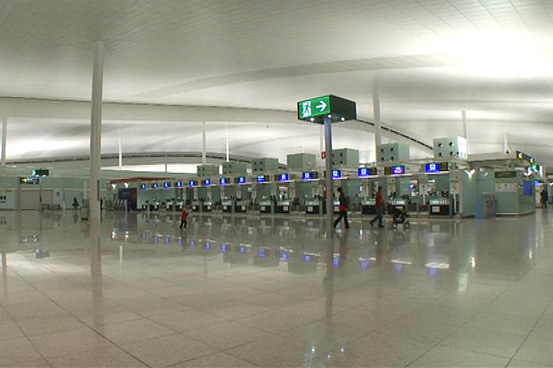 Segona jornada de cancel·lacions per la vaga de controladors francesos |