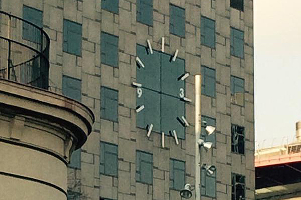 Tasques de manteniment del rellotge de la plaça d’Espanya | plaça d'Espanya