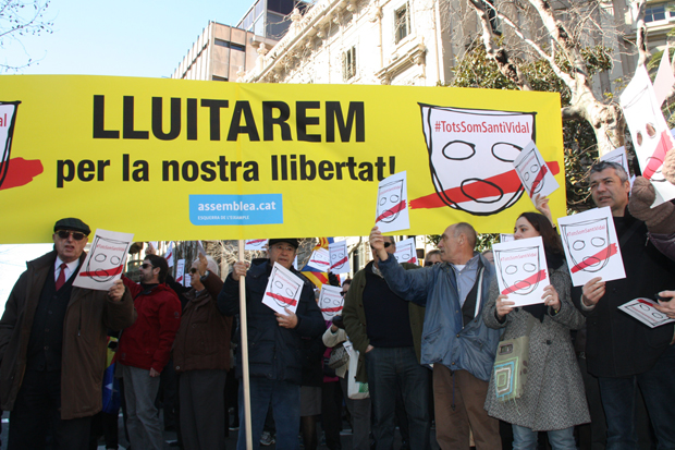 Mig miler de manifestants davant la Delegació del Govern contra la suspensió del jutge Vidal | concentracions, protestes