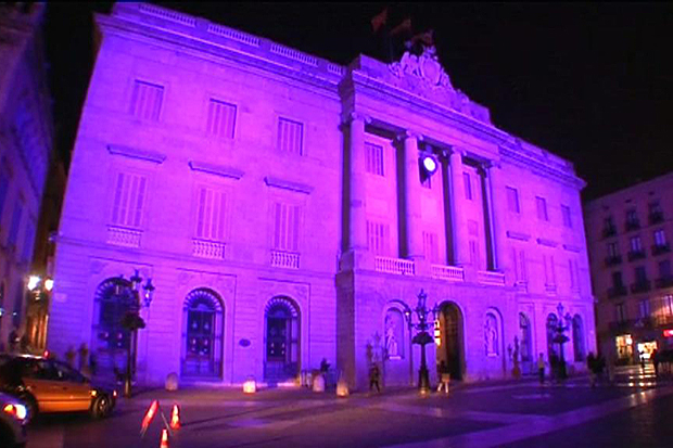Edificis emblemàtics es tenyeixen de lila en el Dia de les Dones | Dia Internacional de les Dones, Torre Agbar