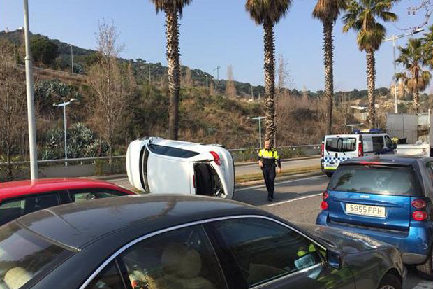 Un cotxe xoca i bolca sobre la ronda de Dalt | Accidents