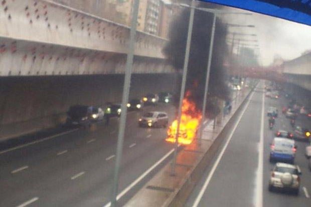 L’incendi d’un vehicle a la Gran Via causa retencions | Bombers de Barcelona, Incendis, vehicles privats