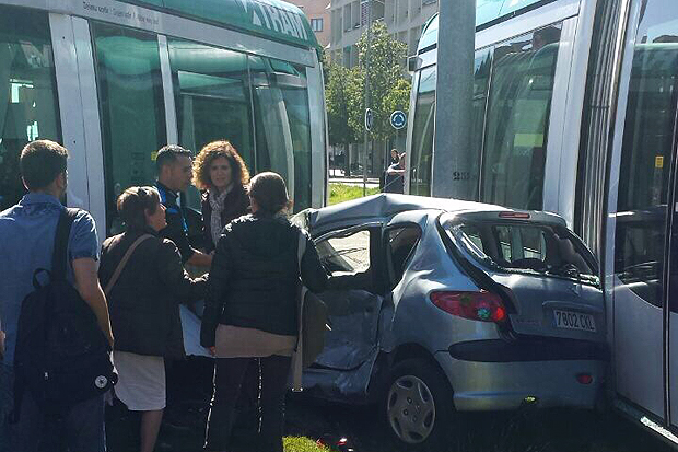 Xoc aparatós entre un tramvia i un turisme a Esplugues |