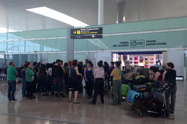 Gairebé 24 hores al Prat esperant un vol cap a Alger | Aeroport Josep Tarradellas Barcelona-el Prat, cooperació