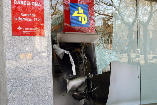 Destrossen un caixer automàtic i se n’emporten els diners | Mossos d'Esquadra, robatoris