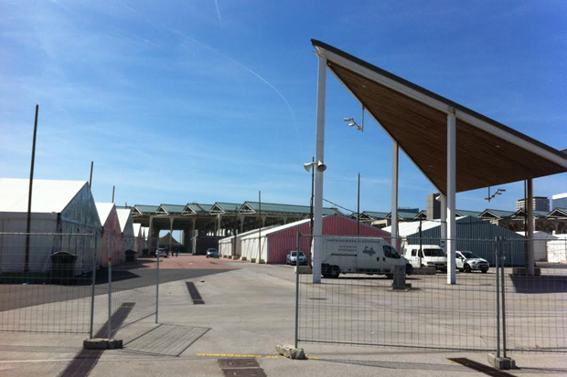 El Parc del Fòrum es prepara per a la Feria de Abril |