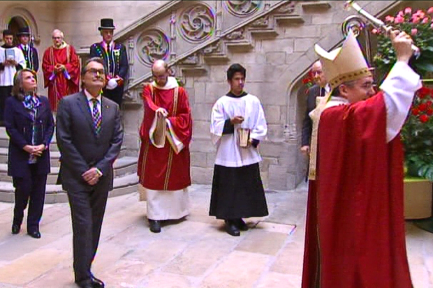Roses solidàries beneïdes a la capella del Palau de la Generalitat |