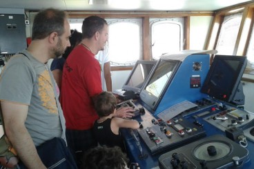 Un vaixell de Greenpeace atraca al port