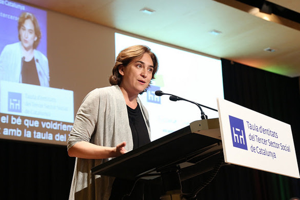 Colau lloa la tasca de les entitats socials durant la crisi |