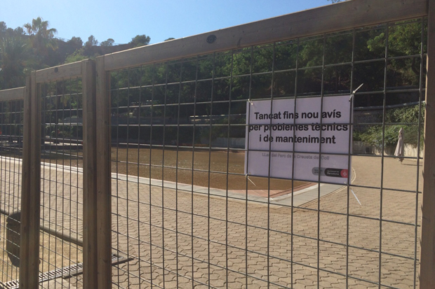 Tancat per una fuita d’aigua el llac de la Creueta del Coll | casals, estiu