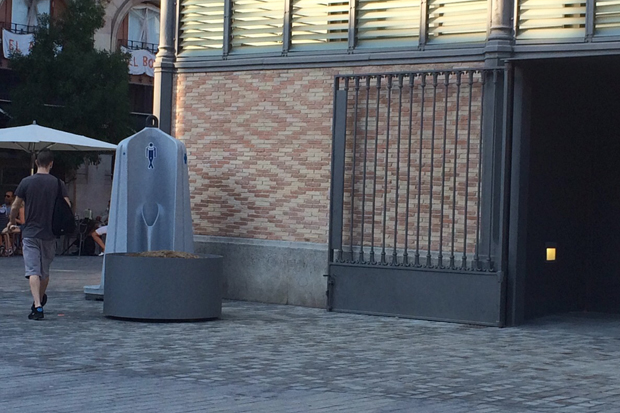 S’instal·len els nous urinaris públics a Ciutat Vella | convivència, incivisme