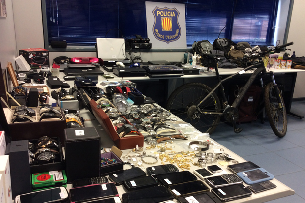 Detingudes dues persones per 17 robatoris en domicilis | robatoris