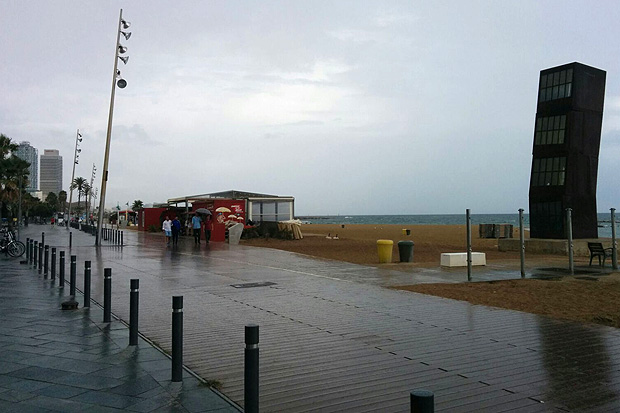 Una nova tempesta fa treure els banyistes de les platges | meteorologia, platges