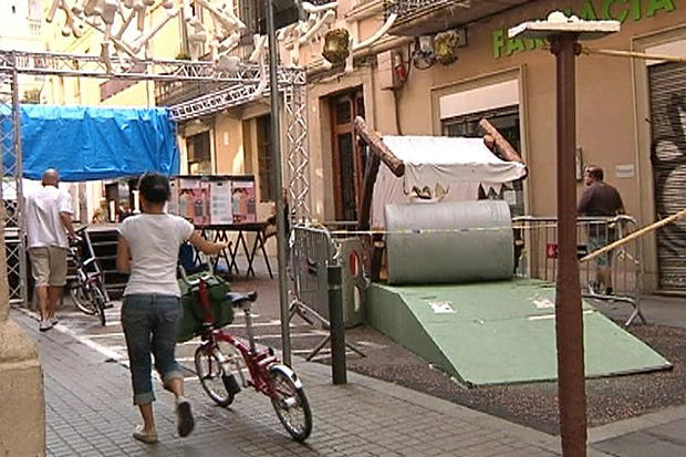 Primers desperfectes als guarniments dels carrers | Festa Major de Gràcia, guarniments, incivisme, pluja