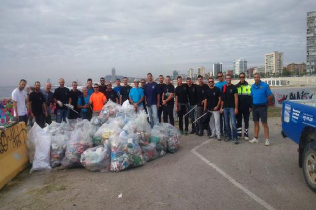 Agents voluntaris de la Urbana retiren fins a una tona de residus del fons marí | Guàrdia Urbana, platges, residus, voluntariat
