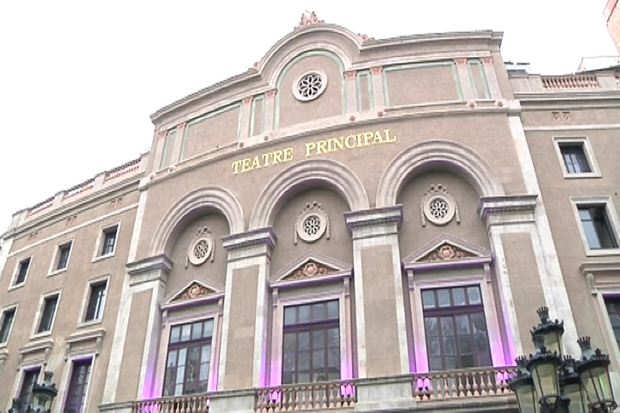Precintats el Teatre Principal i els equips musicals de tres terrasses de la Barceloneta | discoteca, Guàrdia Urbana, la Rambla, oci nocturn, protestes, soroll