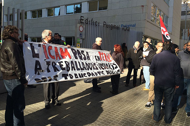 Conductors de TMB es concentren a la seu de l’ICAM | autobús, CGT, concentracions, TMB