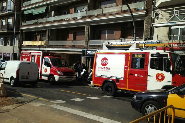 Una persona ferida per la caiguda d’una bastida al barri de la Salut | Accidents, Bombers de Barcelona, obres