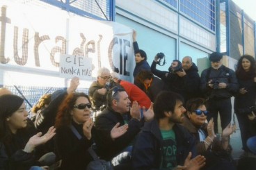 Activistes s’encadenen a les portes del CIE de la Zona Franca contra la reobertura