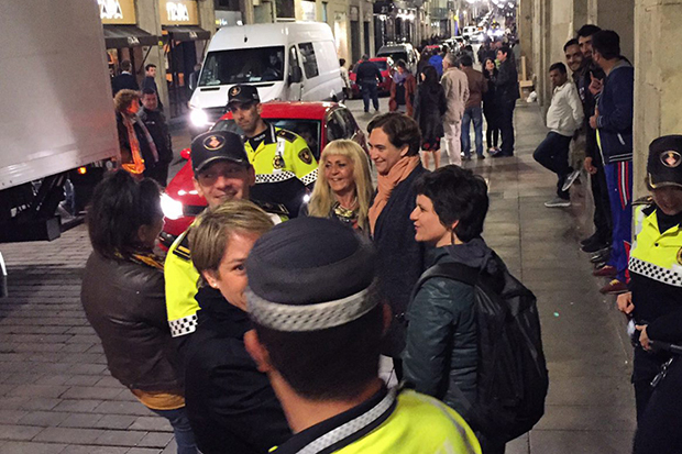 Colau acompanya la Guàrdia Urbana a la ronda nocturna de Sant Jordi | Ada Colau, Gala Pin, Guàrdia Urbana, seguretat viària
