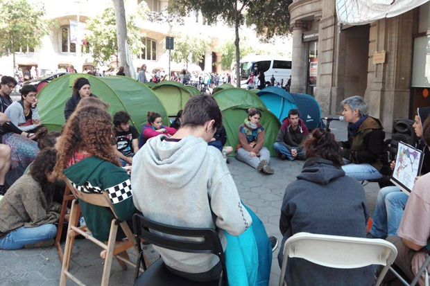 Continua l’acampada pels refugiats davant de La Pedrera |