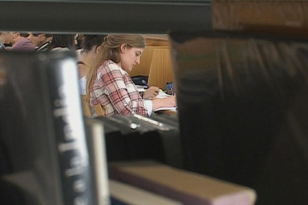 Els joves de les Corts reclamen una sala d’estudi nocturna | equipaments, estudiants, joves